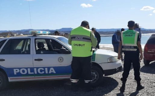 Detienen a cinco sujetos en la playa de Caleta Córdova