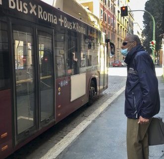 Italia endurece medidas mientras se prepara para afrontar el pico de casos