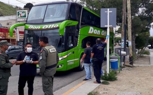 Un colectivo ingresó escoltado al Regional por una persona con fiebre