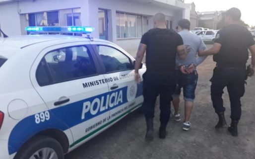Acosaba a su expareja afuera de su casa y agredió a un policía que quiso calmarlo