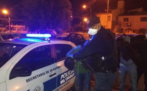 Sorprenden a dos jóvenes robando en una escuela