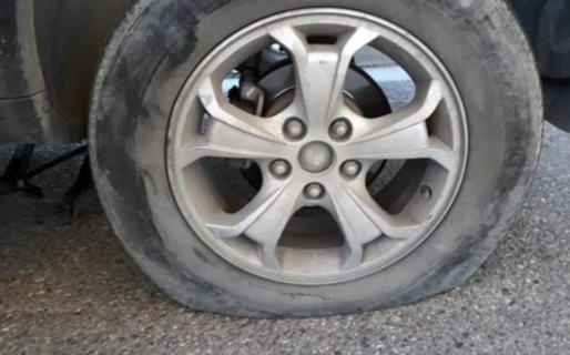 Tajeó cubiertas de autos estacionados en la Av. Tehuelches