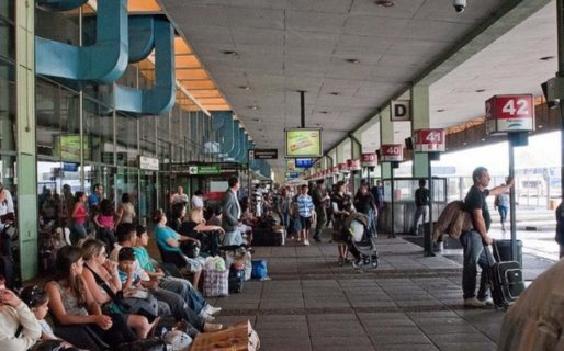 Suspenden vuelos de cabotaje, trenes y micros de larga distancia durante el fin de semana largo