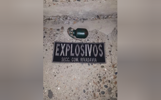 Dejó caer una granada con una carga explosiva cuando lo paró la policía