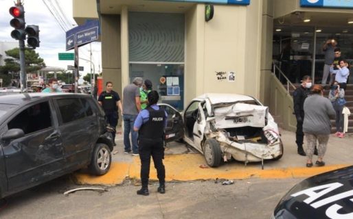 Un camión sin frenos chocó varios autos en el centro de Comodoro