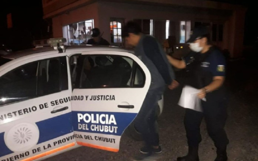 Se presentó en la casa de su expareja, quiso golpearla y provocó daños en su vivienda