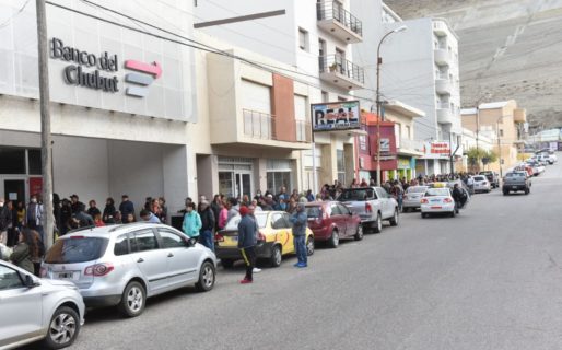 Abuelos en las filas: combo mortal del que Gobierno, bancos y gremios son responsables