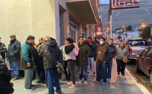 Largas cuadras de cola de jubilados para ingresar al Banco Chubut y Nación