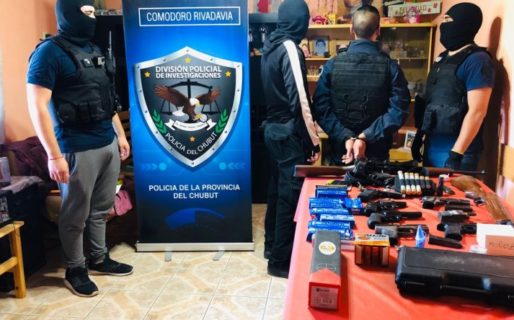 Le secuestran arsenal a un policía que andaba a los tiros