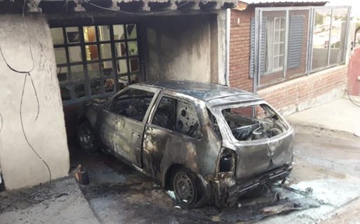 Incendiaron dos autos en barrio Pietrobelli en la madrugada
