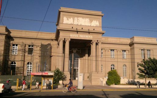 Despidieron a un médico que dormía en su casa durante su guardia