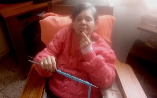 Casi no ve y tiene ataques de epilepsia, pero teje mantitas para recién nacidos