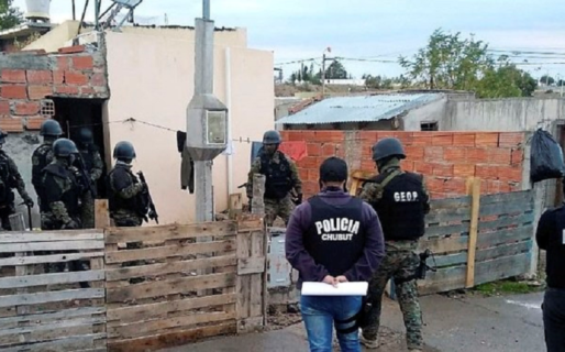 Allanan casas por asalto de grupo comando y encuentran botines de varios robos