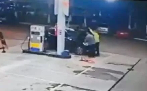 Robaron un auto eléctrico y la policía los atrapó por intentar cargarle nafta