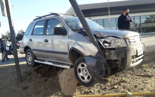 Manejaba alcoholizado por Avenida Yrigoyen y chocó contra una palma