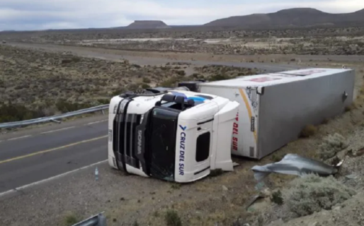 Un camión volcó cerca de Ramón Santos