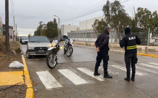 Escapó de un control, borracho y quiso atropellar a un inspector