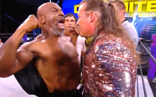El show de Mike Tyson: se rompió la remera y desató una batalla campal