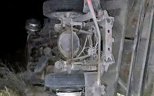 Dos camiones se rozaron en la ruta a Comodoro y uno volcó