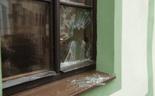 Rompió el vidrio de una vivienda para ingresar a robar pero fue atrapado por los vecinos