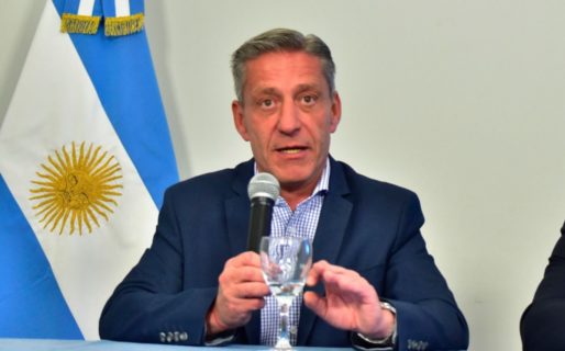 Arcioni negó que vayan a reducir salarios a estatales y jubilados