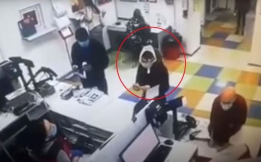 Fue a trabajar sin barbijo, la retaron y se puso la bombacha como tapaboca