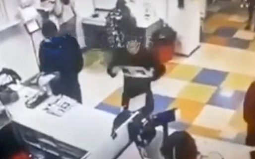 No la dejaban entrar, se sacó la bombacha y se la puso de barbijo