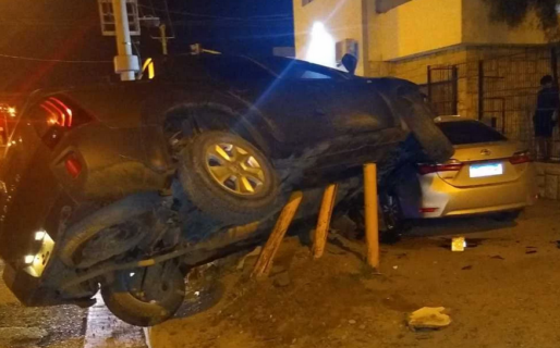 Discutía con su marido y chocó un auto estacionado