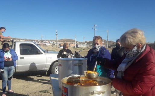 Vecinos autoconvocados de Fracción 14 y 15 repartieron 360 viandas a familias necesitadas