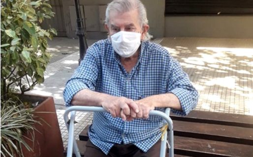 Sin compasión: desalojaron a un abuelo porque debe el alquiler
