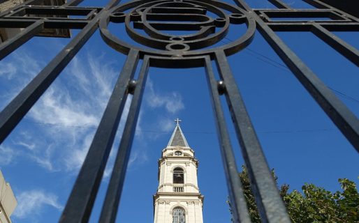 Protocolo para templos: Solo diez fieles y sin agua bendita