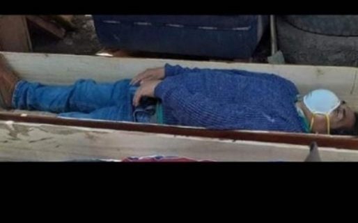 Jefe comunal se hizo el muerto en un ataúd para no ser detenido por violar la cuarentena