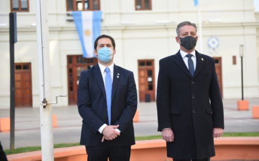 Arcioni y Luque encabezaron el izamiento de la Bandera
