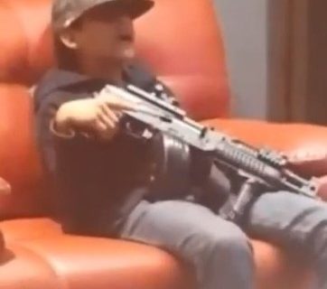Un niño sicario de 8 años muestra una ametralladora y canta canciones narco
