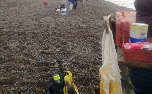 La playa de Km 3 se vio colmada de pescadores
