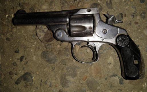 Agredió a su pareja y apuntó con un revolver cargado a agentes de Policía