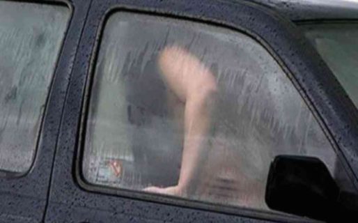 Realizaban actos sexuales en un auto y fueron sorprendidos por la Policía