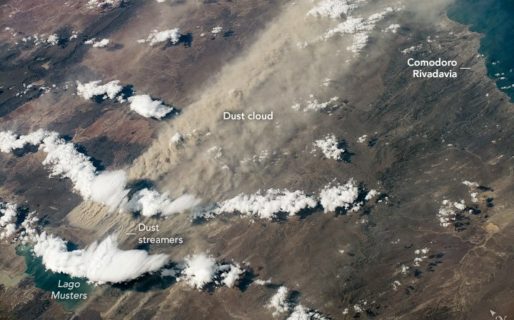 La imagen captada por la NASA que muestra una enorme tormenta de polvo en Chubut