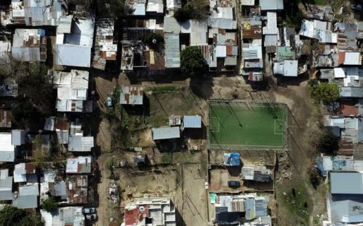Villa Azul: Un barrio cercado y una cancha de fútbol como posible foco de los 53 contagios