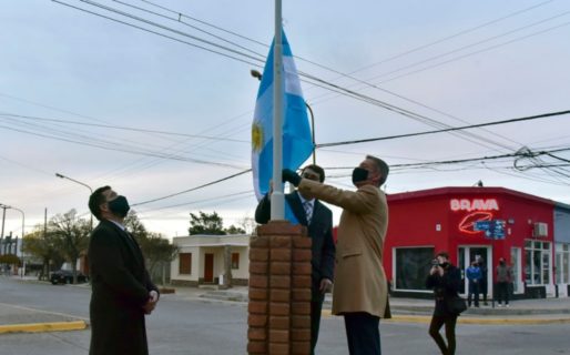 Arcioni y Biss izaron el pabellón nacional en conmemoración al Día de la Bandera