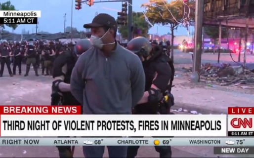 Arrestan a un equipo de la CNN cuando informaban en vivo sobre las protestas