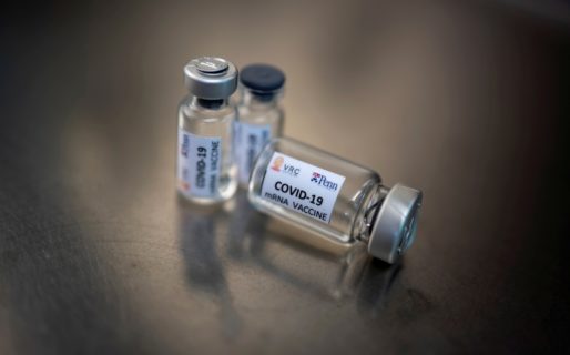 Un laboratorio británico ya comenzó a producir la vacuna de Oxford contra el coronavirus