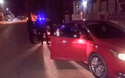 Escapaban de un control y embistieron a un policía