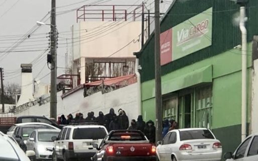 Nuevo reclamo por largas filas en la vereda de Vía Cargo
