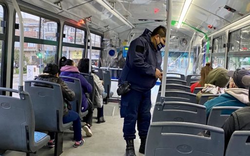 La Policía controla los DNI a pasajeros en los colectivos