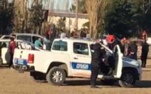 Jugaron un partido de fútbol hasta con árbitro en el barrio Moure