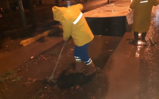 Por la lluvia controlan los pluviales y evacuaron a una familia
