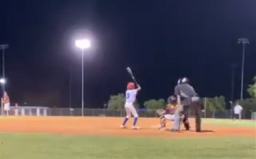 Manu Ginóbili se sorprendió con el video viral de un niño jugando al béisbol que impactó dos bolas al mismo tiempo