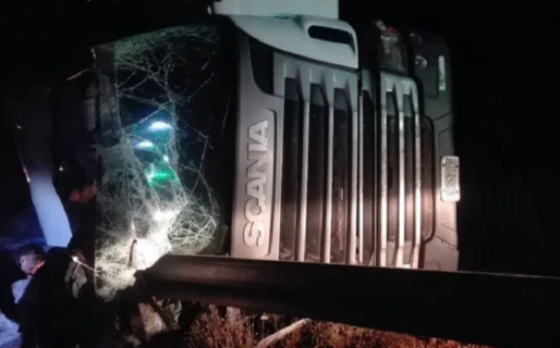 Un camión volcó en cercanías a Garayalde