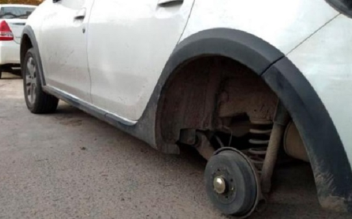 Quiso robar un neumático, el auto cayó sobre su mano y le arrancó un dedo